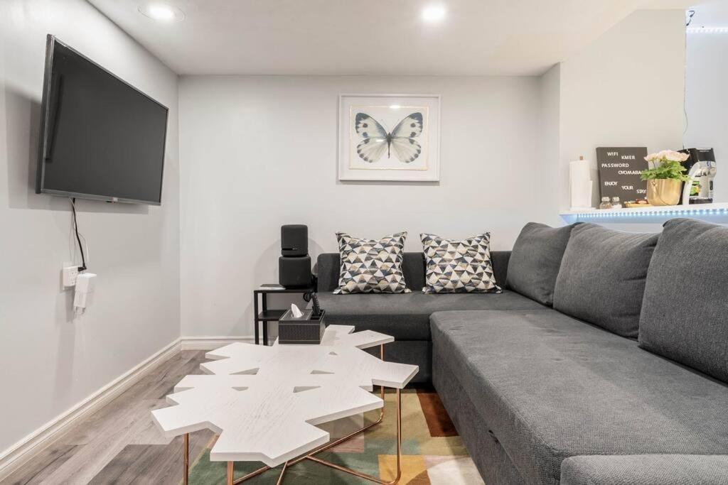 Апартаменты Cozy Nest Basement Unit Гамильтон Экстерьер фото