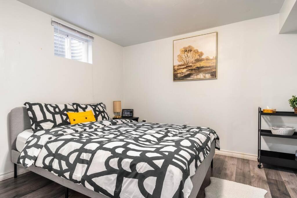 Апартаменты Cozy Nest Basement Unit Гамильтон Экстерьер фото