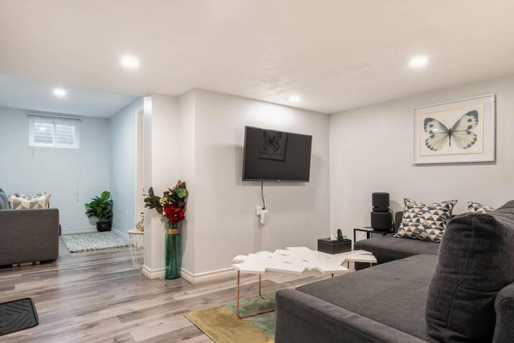 Апартаменты Cozy Nest Basement Unit Гамильтон Экстерьер фото