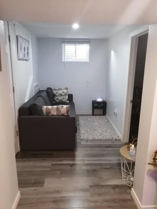 Апартаменты Cozy Nest Basement Unit Гамильтон Экстерьер фото