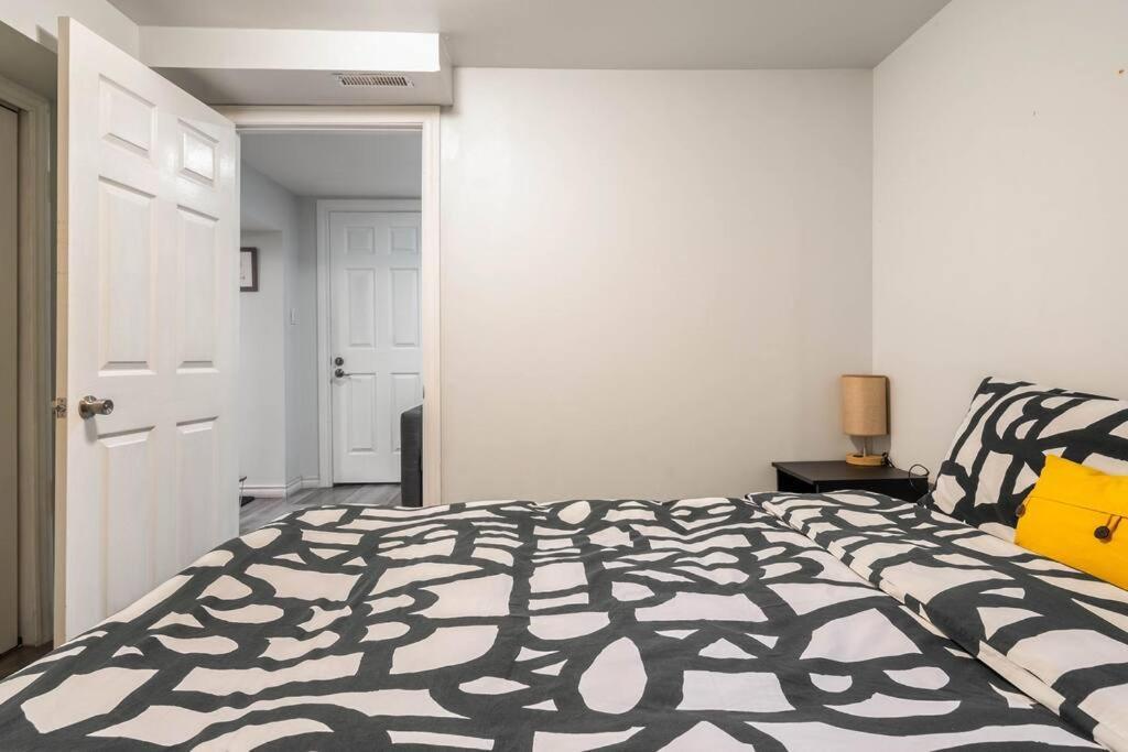 Апартаменты Cozy Nest Basement Unit Гамильтон Экстерьер фото